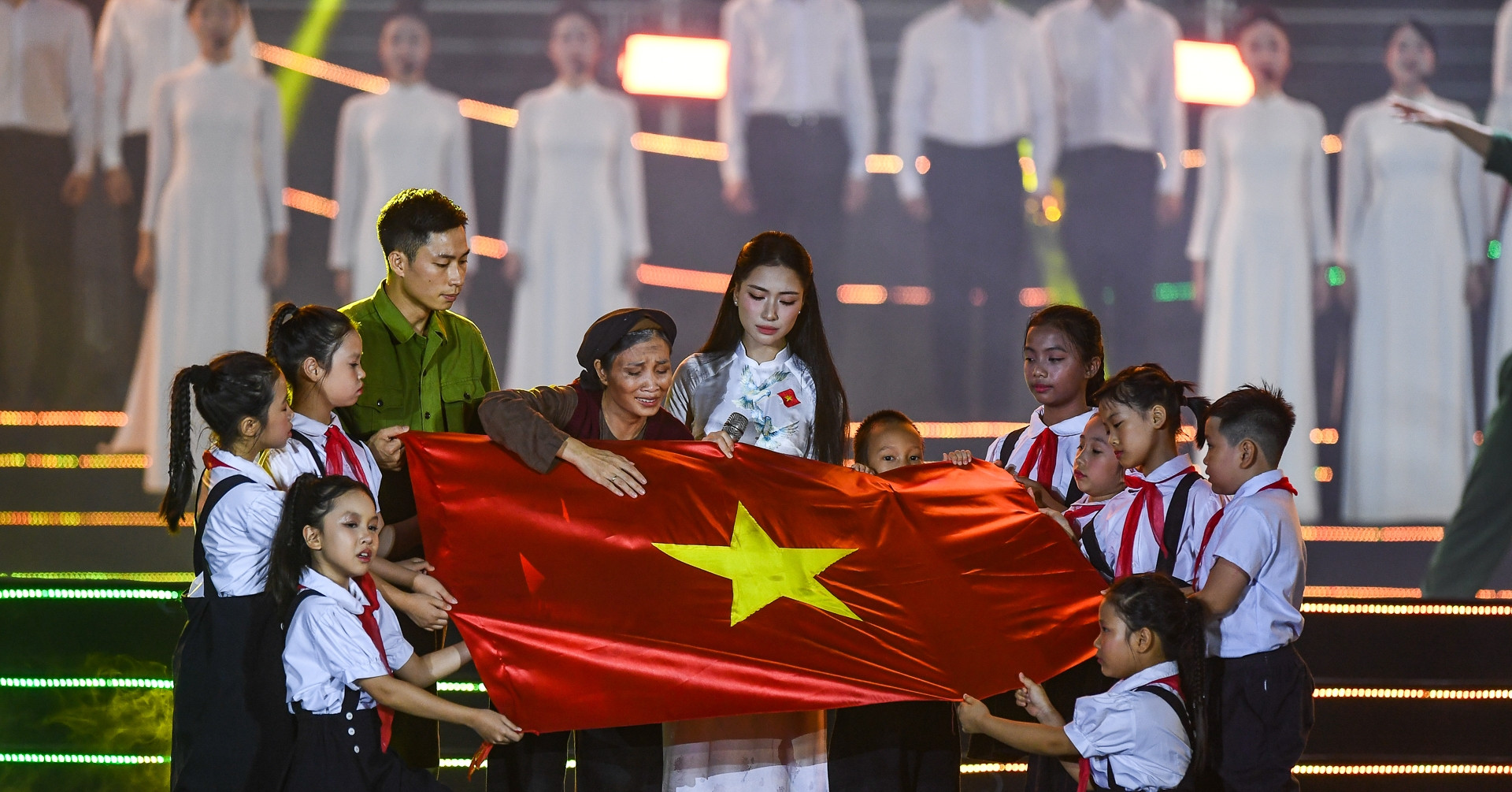 Tùng Dương, Hòa Minzy khiến hơn 30.000 khán giả xúc động