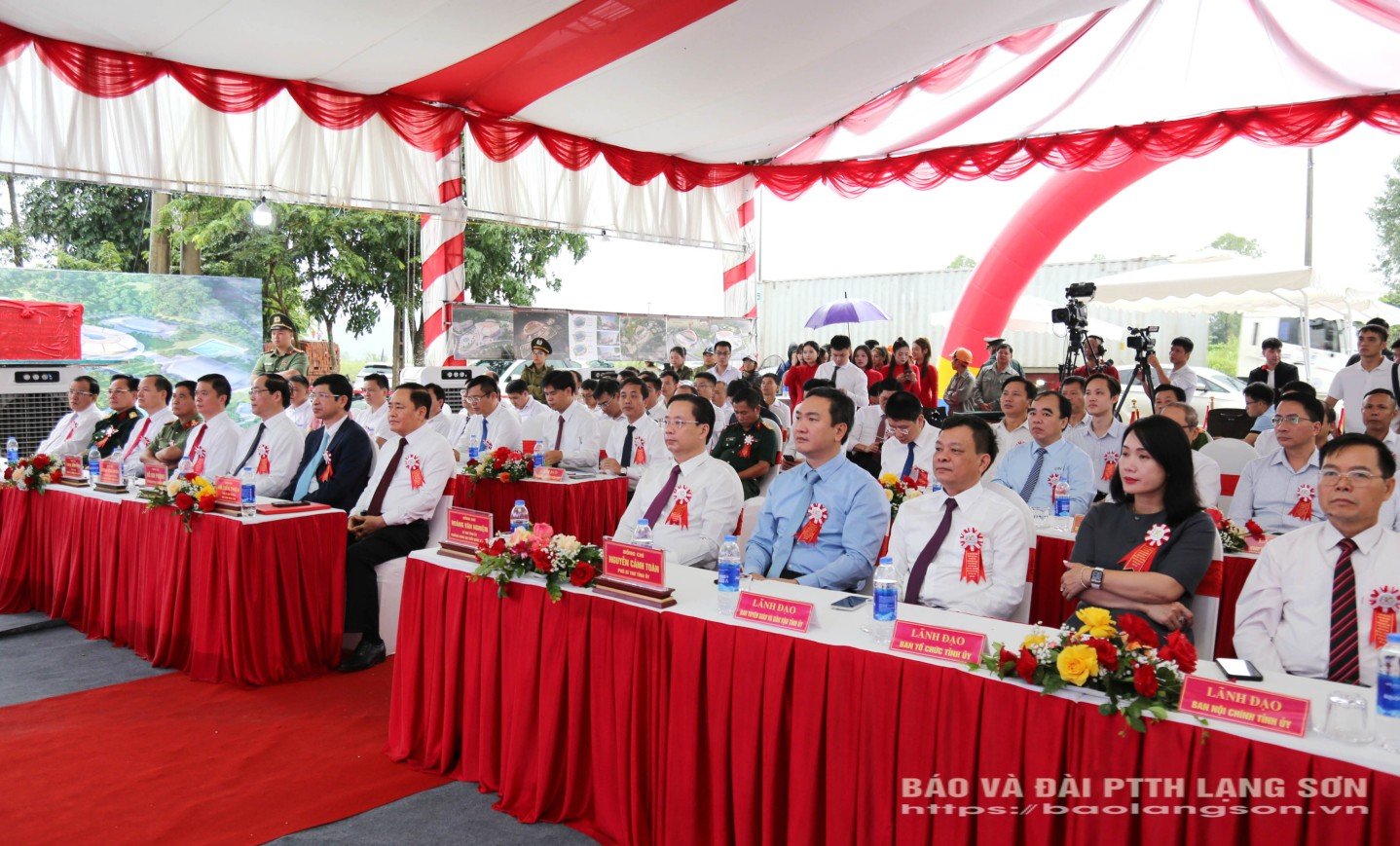 Các đại biểu tham dự lễ khởi công dự án Khu Liên hợp thể thao tỉnh Lạng Sơn 