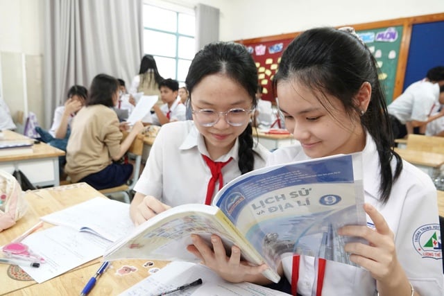 Bình đẳng tất cả sách giáo khoa được phê duyệt - Ảnh 1.