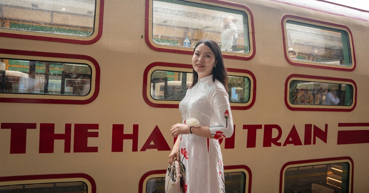 Nội thất sang trọng bên trong đoàn tàu du lịch 2 tầng đầu tiên ở Hà Nội