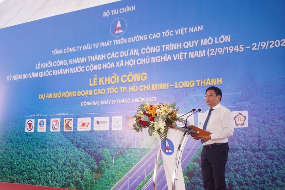 រដ្ឋមន្ត្រីក្រសួងហិរញ្ញវត្ថុ លោក Nguyen Van Thang ថ្លែងសុន្ទរកថាណែនាំ។