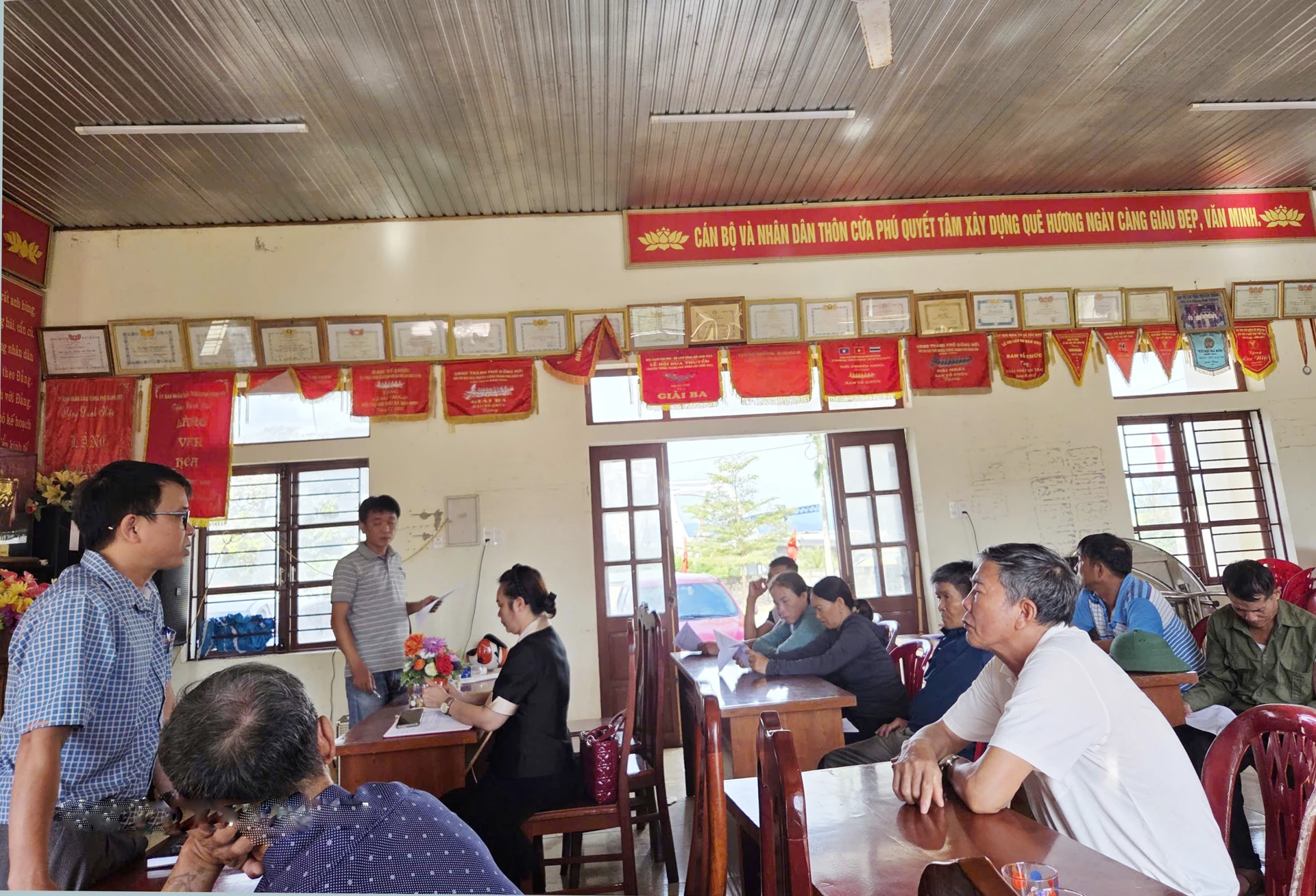 Compensation and site clearance officers meet and dialogue with households subject to compensation and site clearance.
