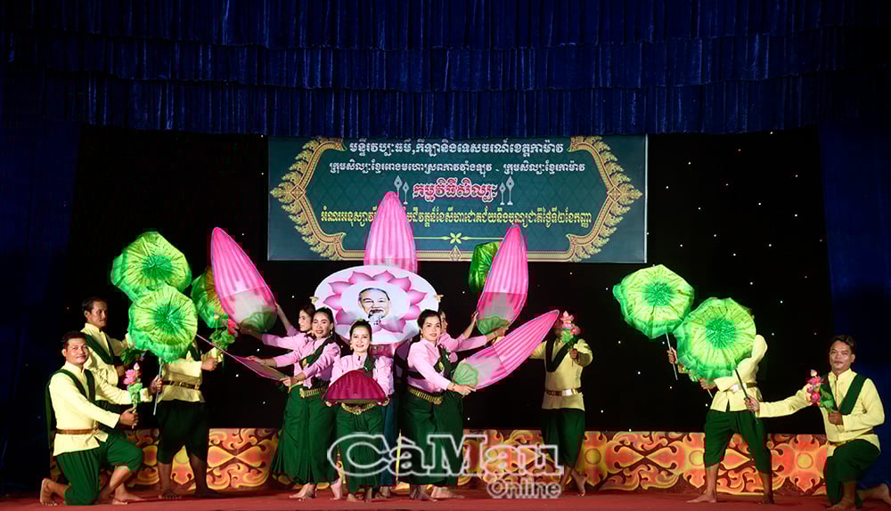 The performance praises the merits and love for President Ho Chi Minh.