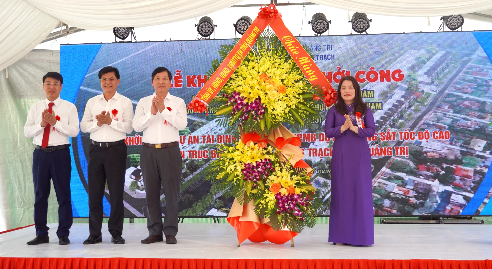 y viên Ban Thường vụ, Chủ nhiệm Ủy ban Kiểm tra Tỉnh ủy Hồ Thị Thúy Hằng tặng hoa chúc mừng tại lễ khởi công - Ảnh: N.M
  
