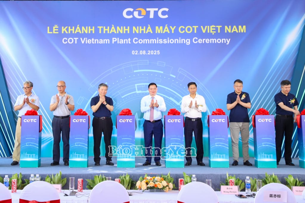 Delegates cut the ribbon to inaugurate the factory.
