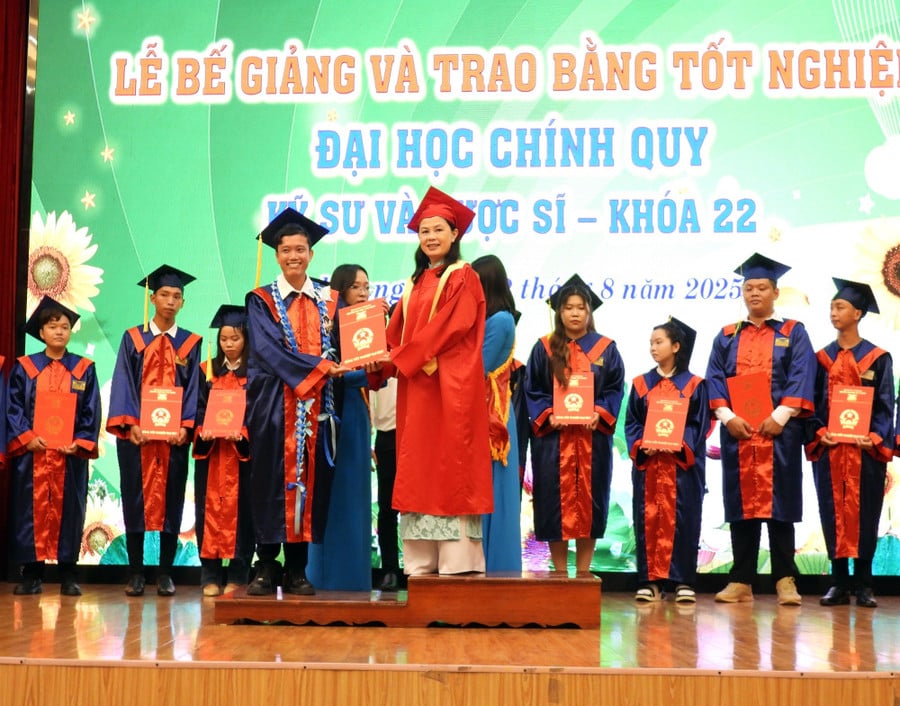 dhcl-trao-bang-duoc-si-5.jpg
