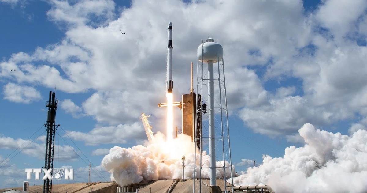 Le vaisseau spatial Dragon s'amarre avec succès à l'ISS