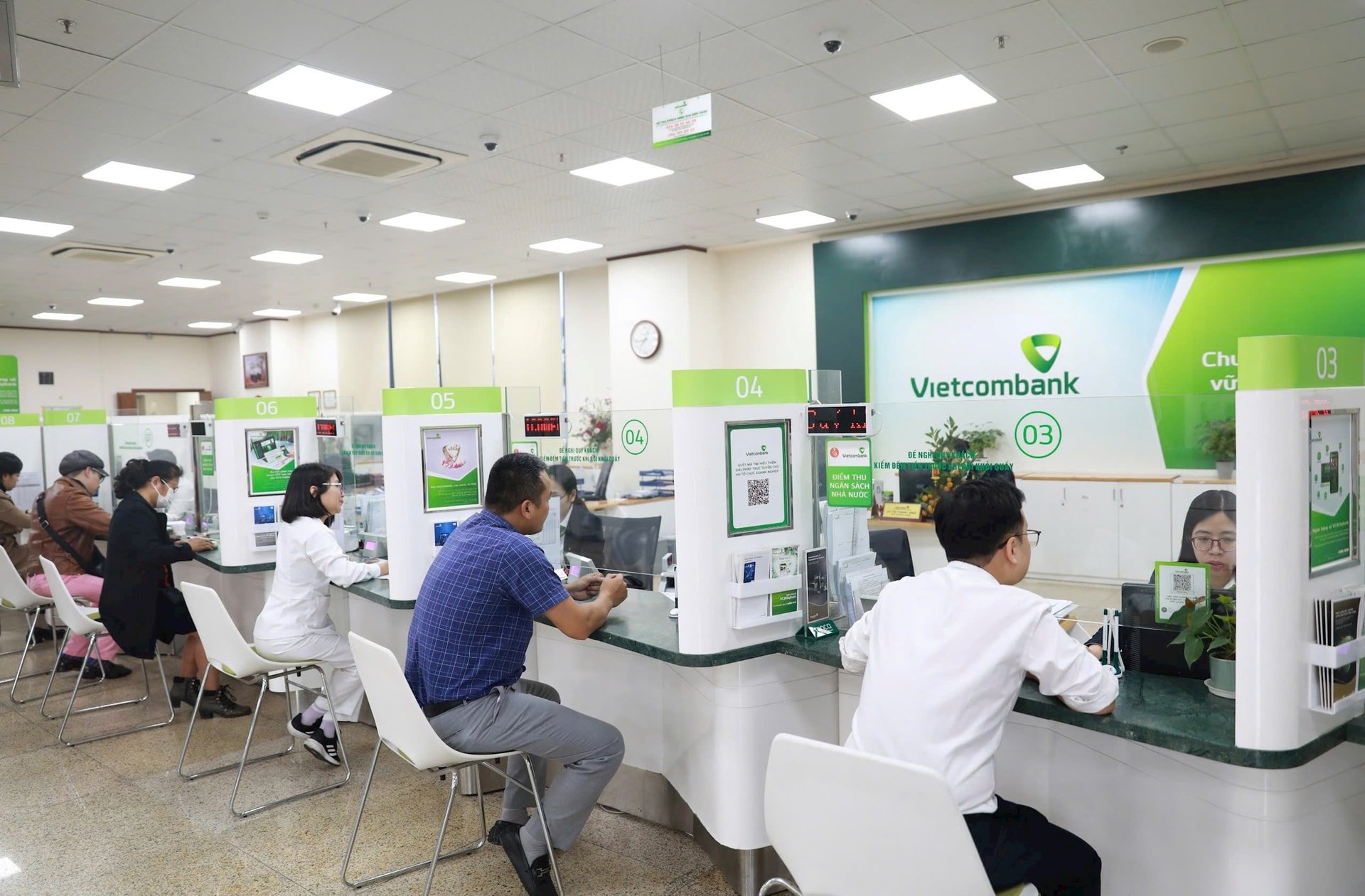 ngan-hang-la-nhom-nganh-co-gia-tri-phat-hanh-trai-phieu-doanh-nghiep-cao-nhat.-trong-anh-khach-hang-giao-dich-tai-ngan-hang-thuong-mai-co-phan-ngoai-thuong-viet-nam.-anh-nguyen-quang.jpg