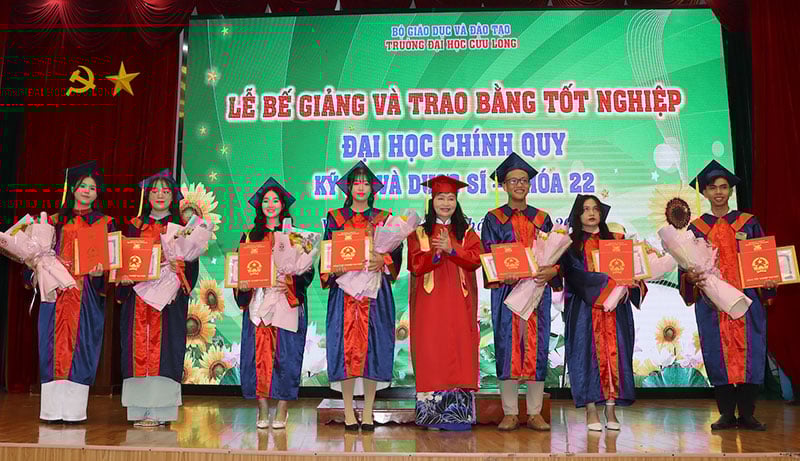 Trường Đại học Cửu Long trao bằng tốt nghiệp cho 227 tân kỹ sư, dược sĩ -0
