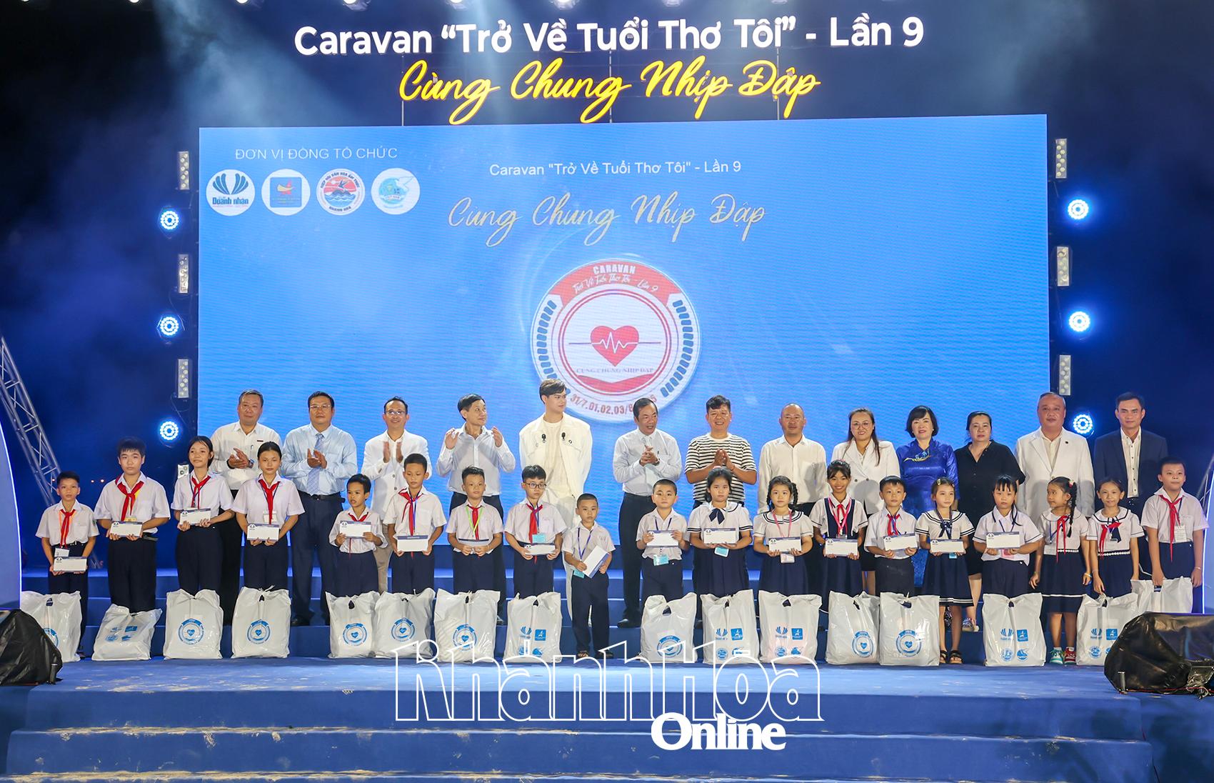 Các học sinh nhận học bổng.