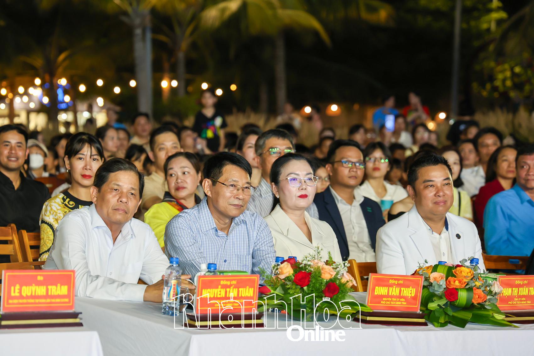 Các đại biểu tham dự chương trình.