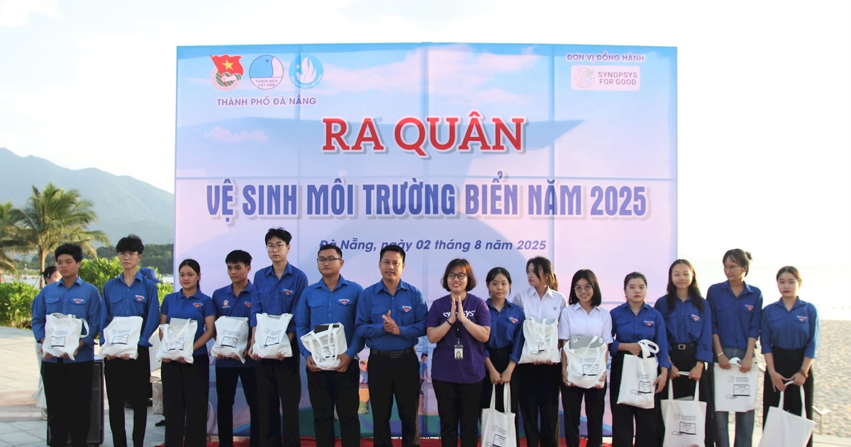 ប្រគល់​កុំព្យូទ័រ​យួរដៃ​ចំនួន ៣៥ គ្រឿង​ដល់​សិស្ស​ក្រីក្រ​នៃ​វួដ Hai Van