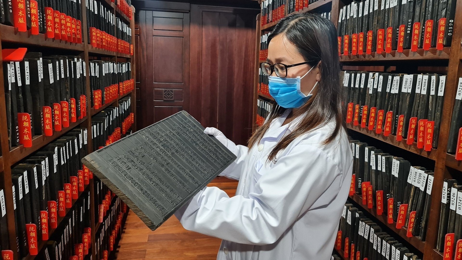 Gần 34.000 mộc bản được lưu trữ khoa học tại Trung tâm Lưu trữ Quốc gia IV.