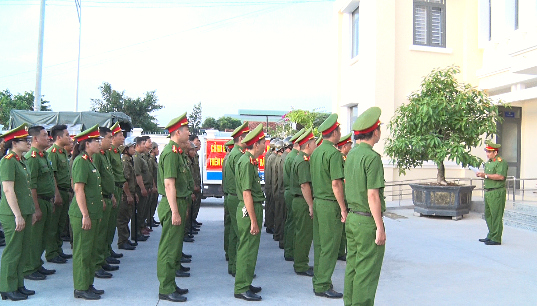 Quang cảnh lễ ra quân.