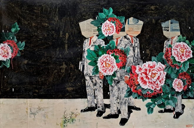 Tranh acrylic, giấy báo &quot;Những bông hoa nhỏ&quot; của Nguyễn Đình Vũ.