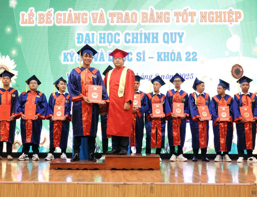 dhcl-trao-bang-duoc-si-4.jpg