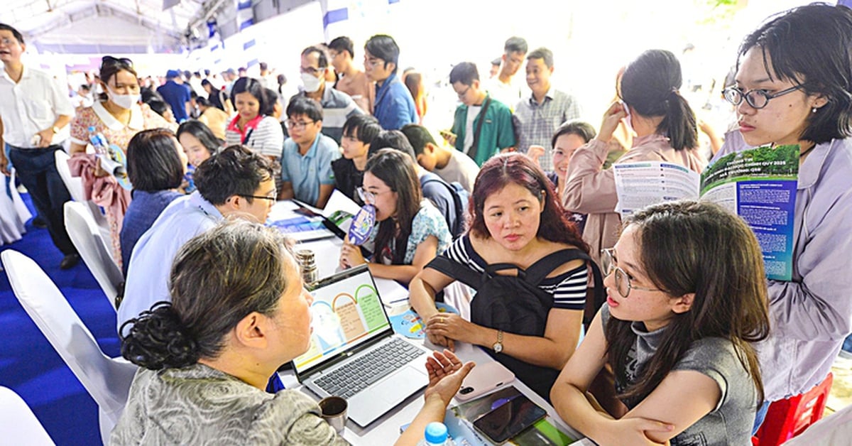 Many recruitments but increasing unemployment: Due to choosing a career based on 'trend', only the 'rich' study majors?