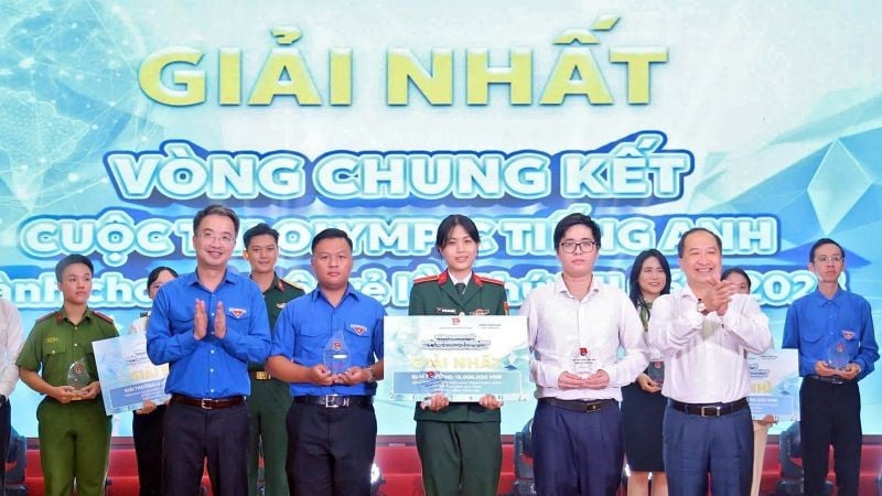 Bí thư Trung ương Đoàn, Chủ tịch Hội Liên hiệp Thanh niên Việt Nam Nguyễn Tường Lâm (ngoài cùng bên trái, hàng đầu) cùng đại diện các đơn vị liên quan trao giải Nhất của Cuộc thi tặng đội "Star Striders".