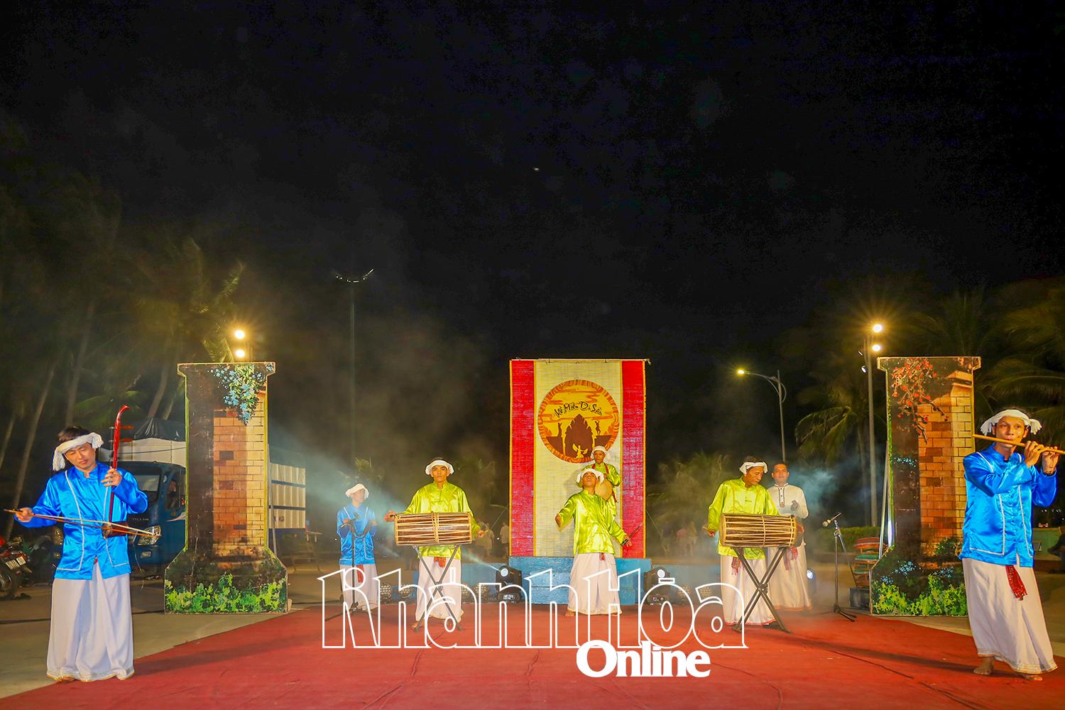 Tiết mục hòa tấu nhạc cụ dân tộc “Hội tụ” do các nghệ sĩ của Nhà hát Nghệ thuật truyền thống biểu diễn trên sân khấu đường phố.