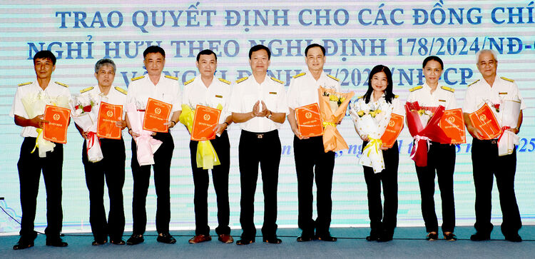 Thuế tỉnh An Giang trao quyết định cho 141 đồng chí nghỉ hưu trước tuổi, nghỉ thôi việc