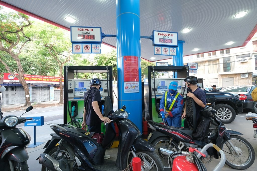 Khách hàng đổ xăng E10 tại cây xăng PVOIL Thái Thịnh, Hà Nội.