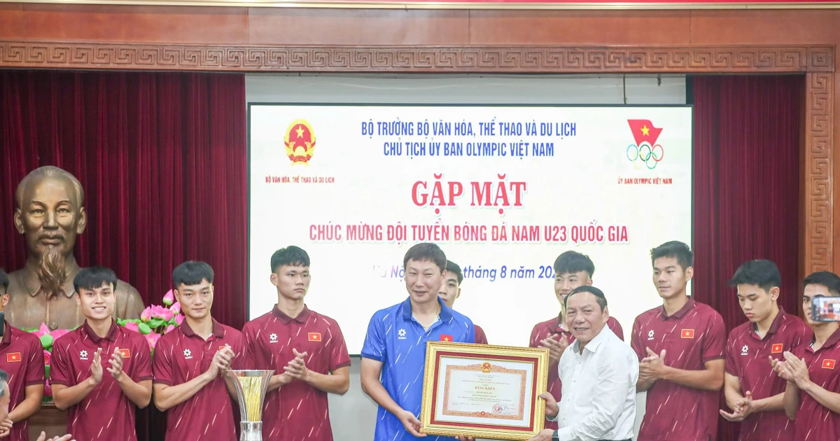 Minister Nguyen Van Hung met and rewarded U23 Vietnam after winning the U23 Southeast Asian Championship