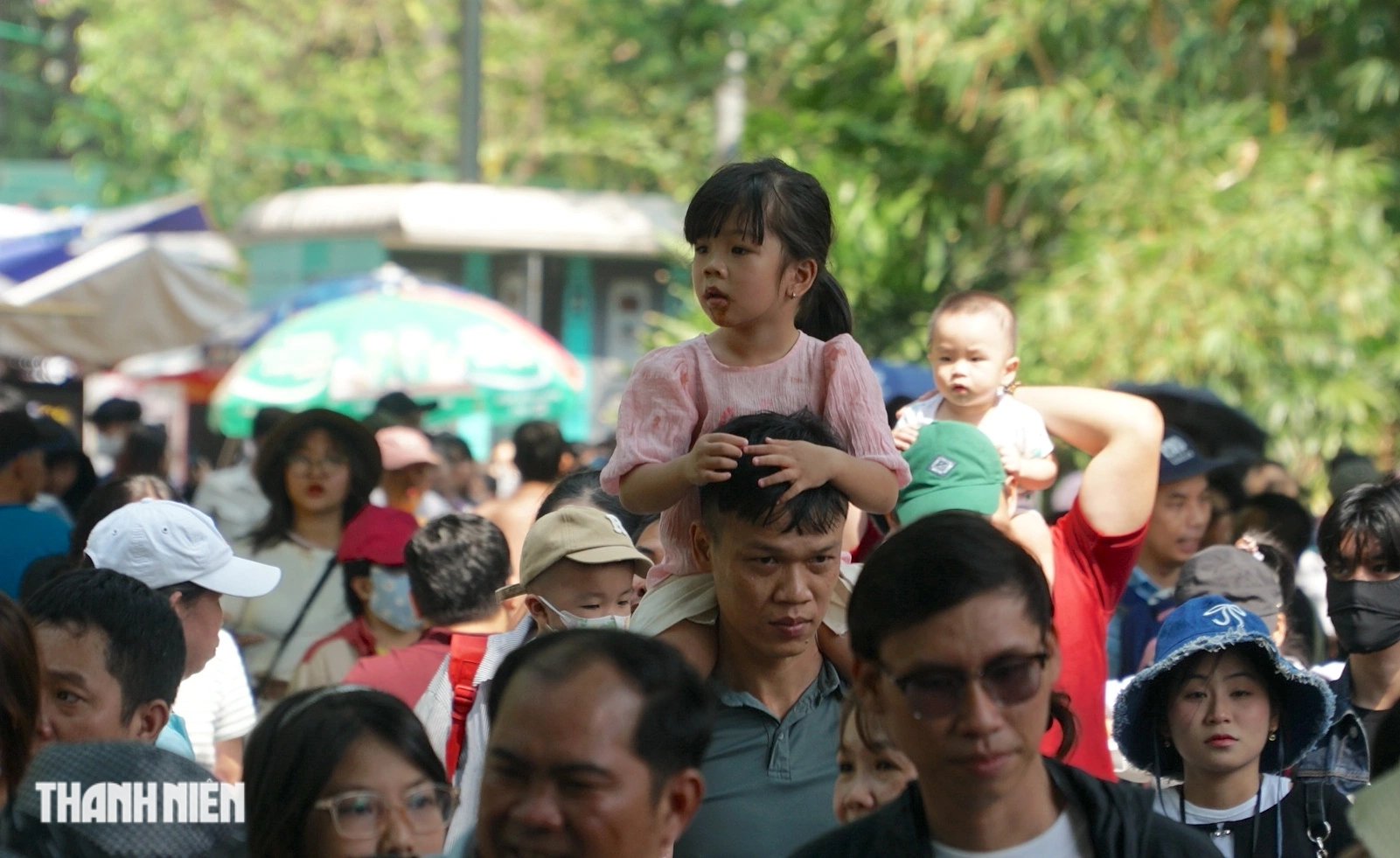 Hàng ngàn người ‘chen chân’ đến Thảo Cầm Viên trong ngày giỗ tổ Hùng Vương - Ảnh 6.