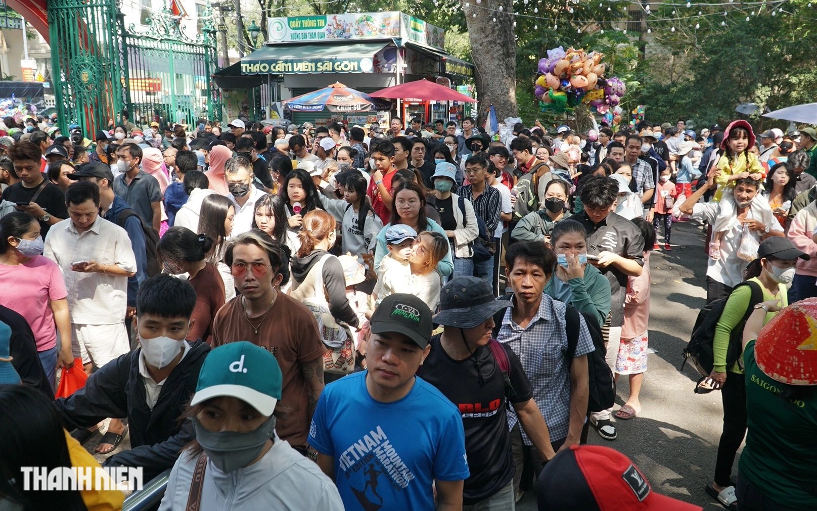 Hàng ngàn người ‘chen chân’ đến Thảo Cầm Viên trong ngày giỗ tổ Hùng Vương - Ảnh 2.