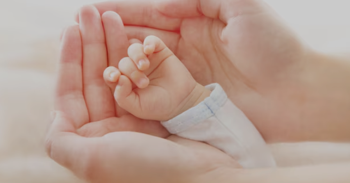 Em bé chào đời từ phôi thai đông lạnh 31 năm