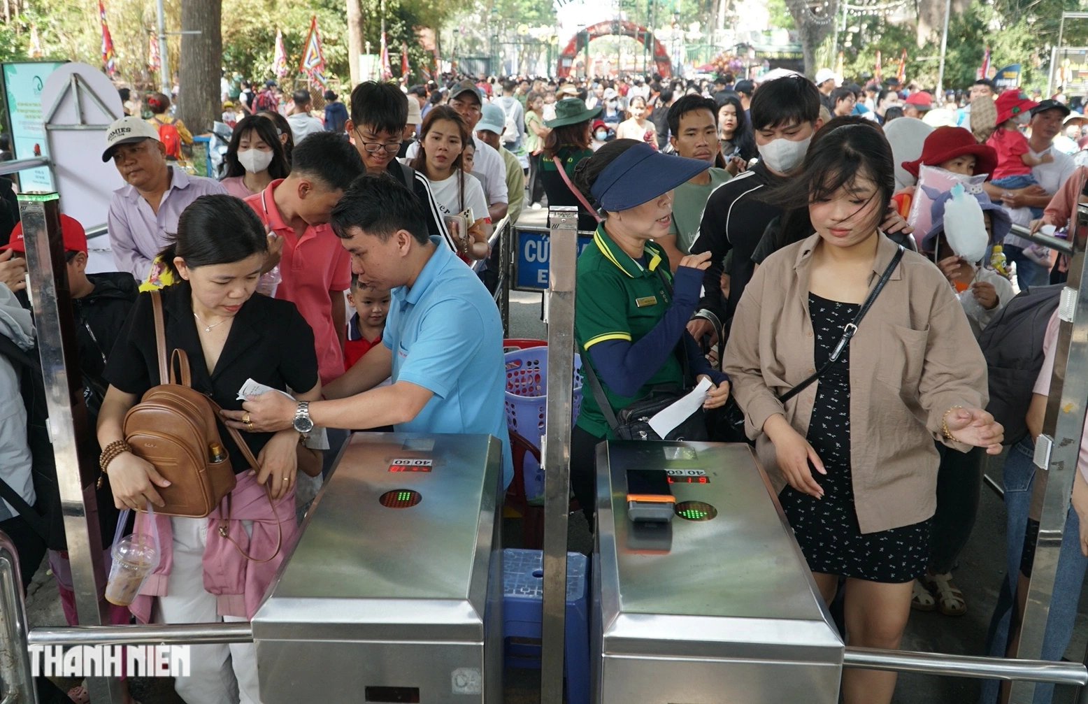 Hàng ngàn người ‘chen chân’ đến Thảo Cầm Viên trong ngày giỗ tổ Hùng Vương - Ảnh 4.