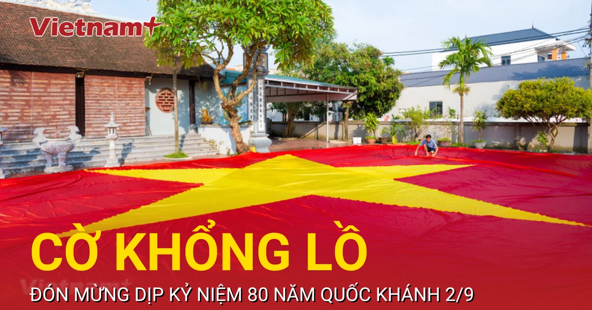 Cận cảnh cờ đỏ sao vàng 600m2 khổng lồ, phủ kín sân đình làng