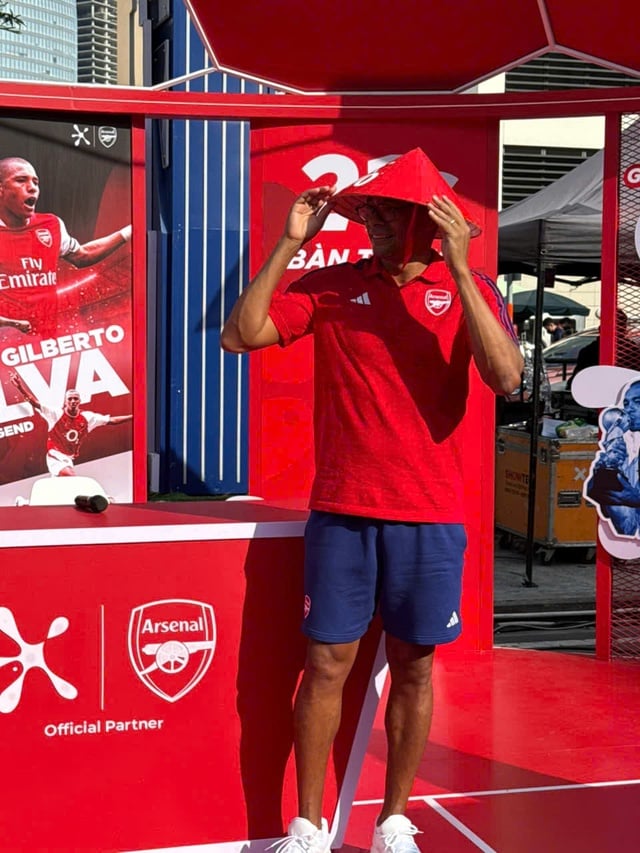 Huyền thoại CLB Arsenal Gilberto Silva đội nón lá, tâng bóng cùng Tiến Linh - Ảnh 2.