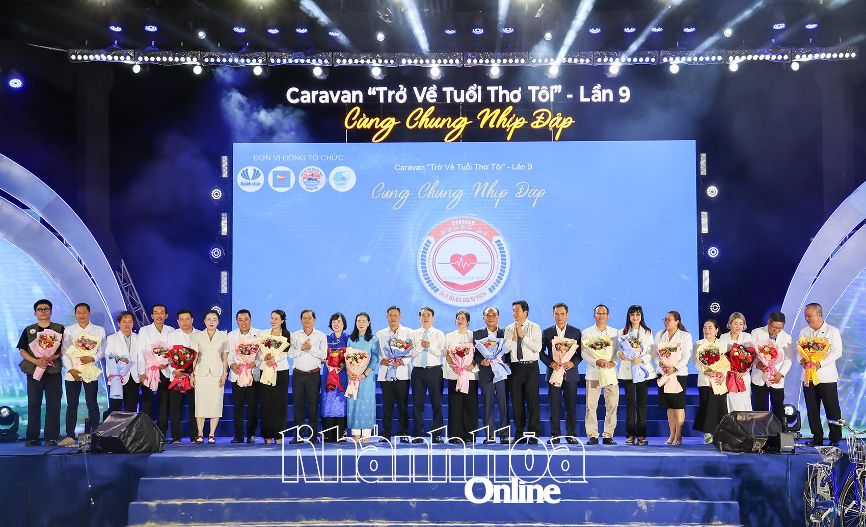Các đồng chí lãnh đạo tỉnh tặng hoa cho Ban tổ chức chương trình.