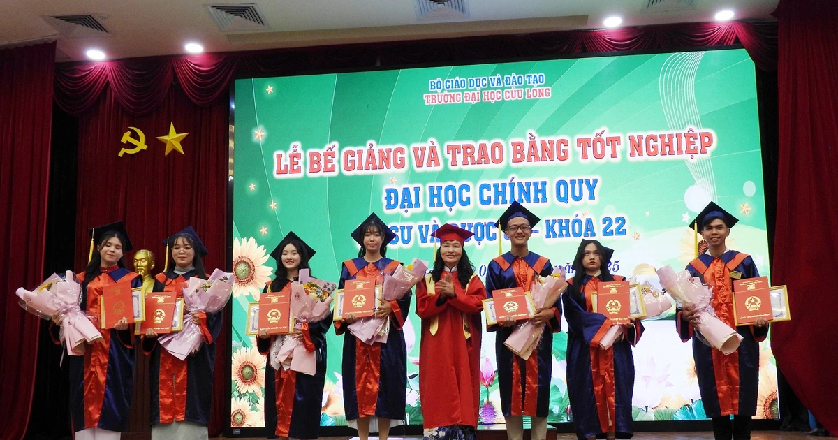 Trường ĐH Cửu Long trao bằng tốt nghiệp cho tân kỹ sư, dược sĩ đại học chính quy