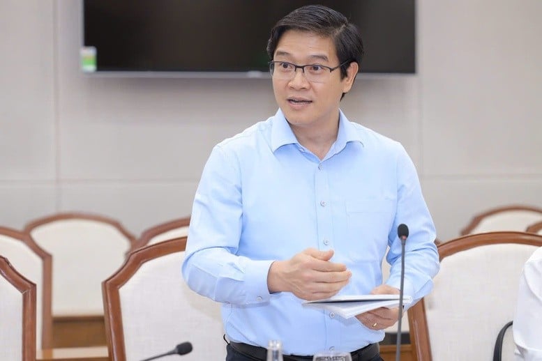 El director Thai Van Tai dijo que el Ministerio ha revisado el currículo y los libros de texto para considerar el impacto de la implementación de cambios en los límites administrativos y el gobierno local de dos niveles en el currículo y los libros de texto - Foto: VGP/Tran Hiep