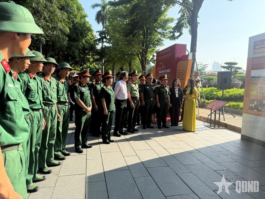 Các đại biểu tham quan triển lãm. 