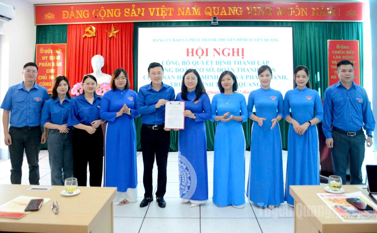 Lãnh đạo Tỉnh đoàn Tuyên Quang trao quyết định thành lập Đoàn TNCS Hồ Chí Minh Báo và phát thanh, truyền hình Tuyên Quang.