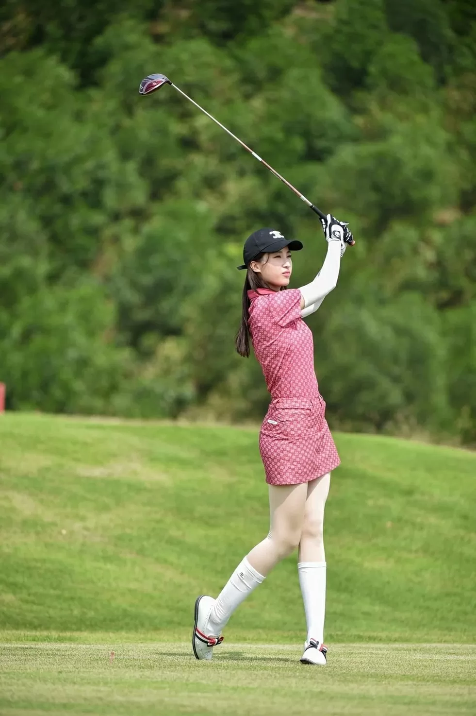 Hoa hậu Đỗ Mỹ Linh rạng rỡ cùng trang phục trẻ trung, chắn nắng trên sân golf - Ảnh 3.