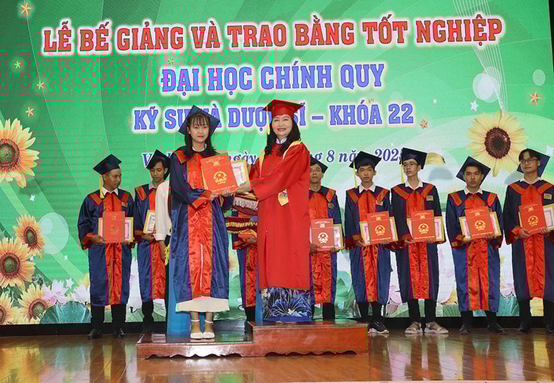 Trường Đại học Cửu Long trao bằng tốt nghiệp cho 227 tân kỹ sư, dược sĩ -1