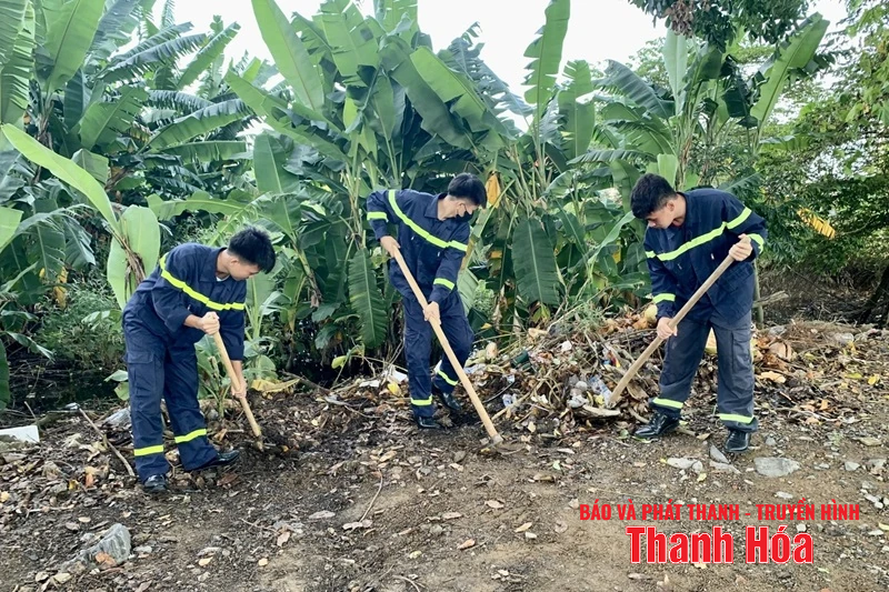 Hơn 200 cán bộ, hội viên, đoàn viên phường Hạc Thành ra quân tổng dọn vệ sinh môi trường