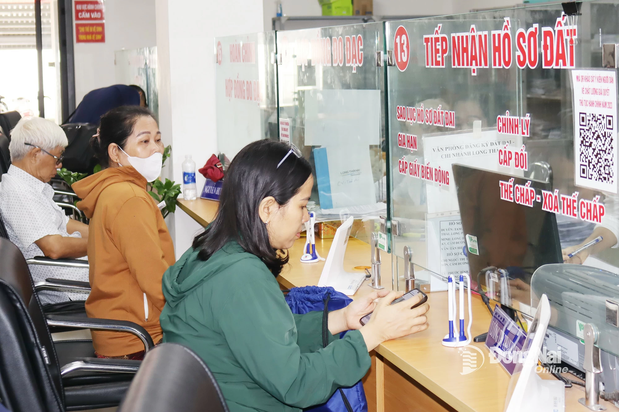 Người dân làm thủ tục đất đai tại Trung tâm Phục vụ hành chính công xã Long Thành