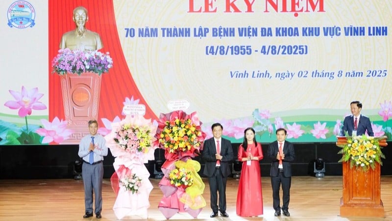 Deputy Secretary of the Provincial Party Committee, Chairman of the Provincial People's Council Nguyen Dang Quang presented flowers to congratulate the staff of Vinh Linh Regional General Hospital.
