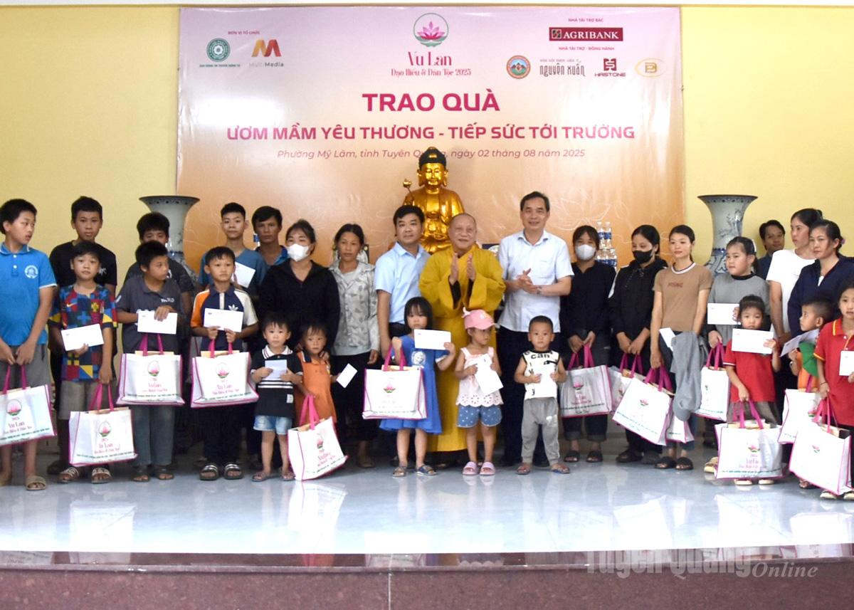 Giáo hội Phật giáo Việt Nam trao 200 suất quà cho học sinh có hoàn cảnh khó khăn tại Mỹ Lâm