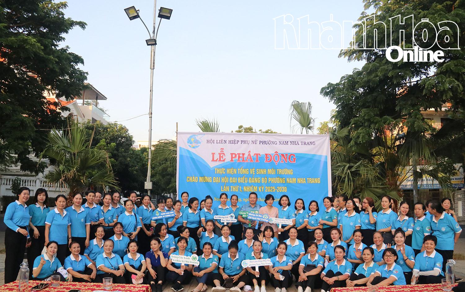 មន្ត្រី និងសមាជិកសហជីពនារីនៃសង្កាត់ Nam Nha Trang បានចូលរួមពិធីសម្ពោធ។