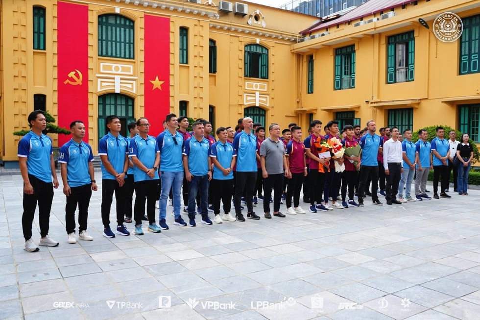 Đoàn Văn Hậu và tân binh đội CAHN Phạm Lý Đức cùng xuất hiện trong lễ báo công dâng Bác- Ảnh 1.