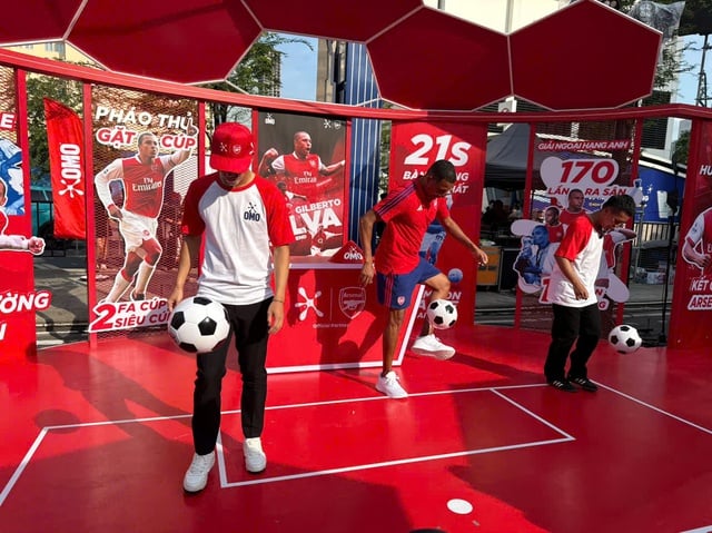 Huyền thoại CLB Arsenal Gilberto Silva đội nón lá, tâng bóng cùng Tiến Linh - Ảnh 1.