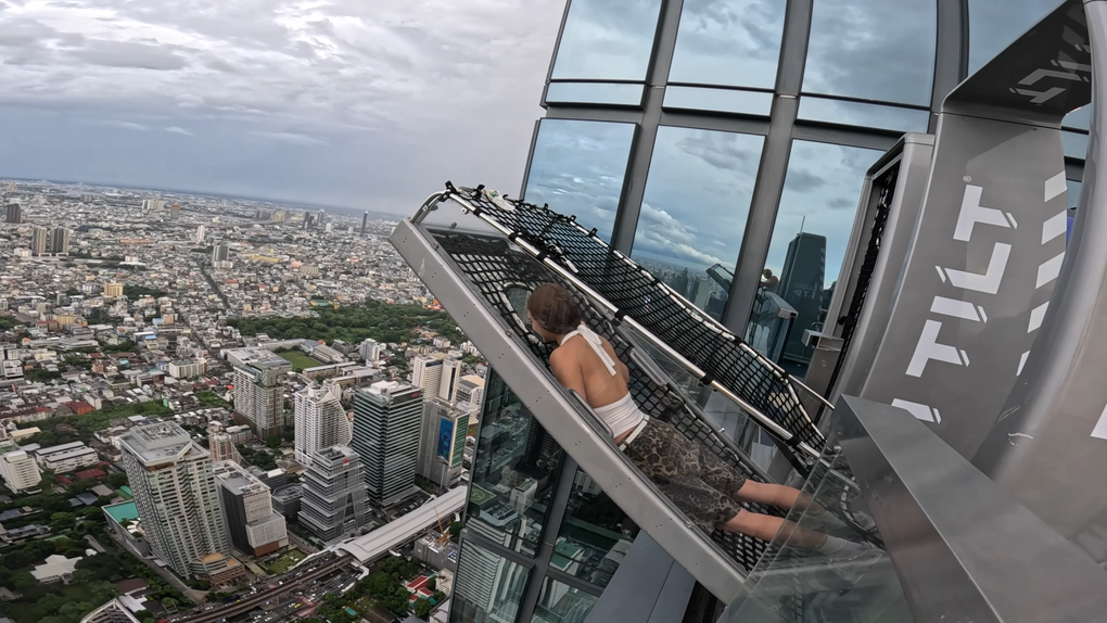 Du khách đứng tim khi nghiêng người 65 độ trên tầng 75 tòa nhà chọc trời - 3