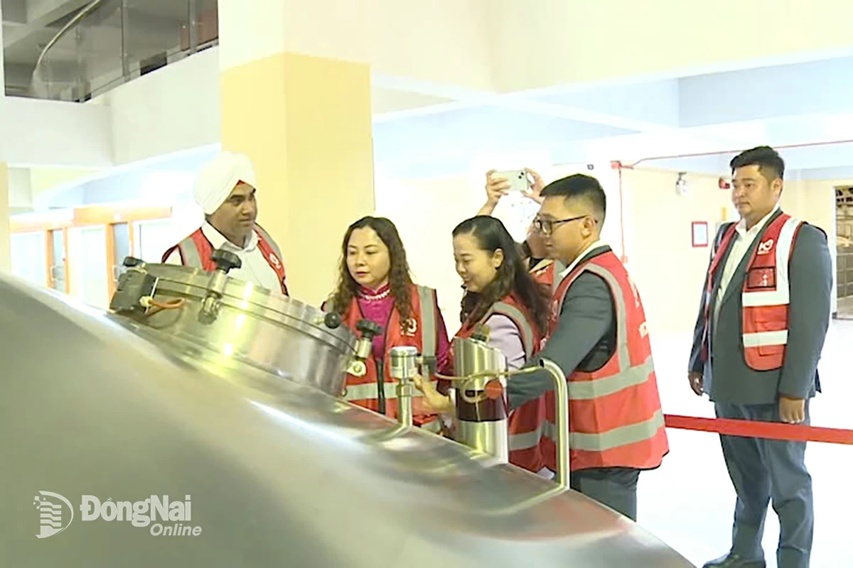 Doanh nghiệp Campuchia giới thiệu các mặt hàng thế mạnh với đối tác Việt Nam. Ảnh: Ngọc Thuận
