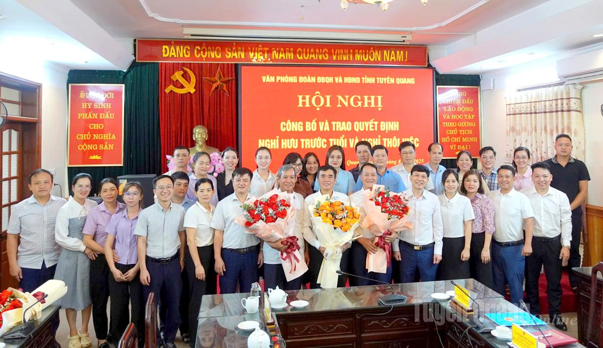 Lãnh đạo, cán bộ Văn phòng Đoàn ĐBQH và HĐND tỉnh và các phòng, ban tặng hoa chúc mừng các đồng chí được nghỉ chế độ.
