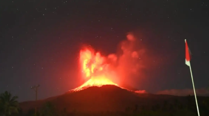 Núi lửa Lewotobi Laki-laki ở Indonesia phun dữ dội, cột tro bụi cao tới 18km - Ảnh 1.